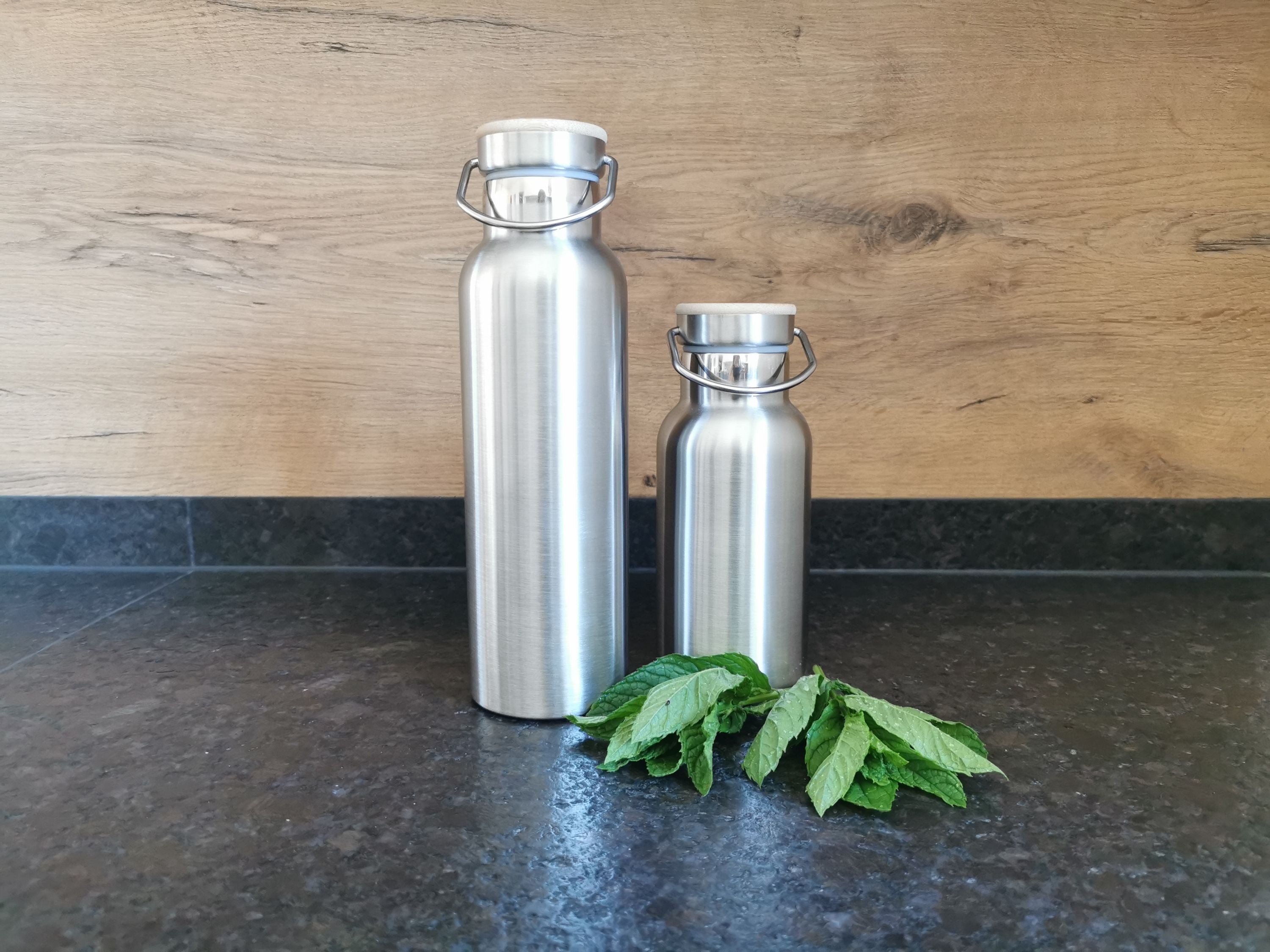 Lenolana Trinkflasche isoliert Bambusdeckel