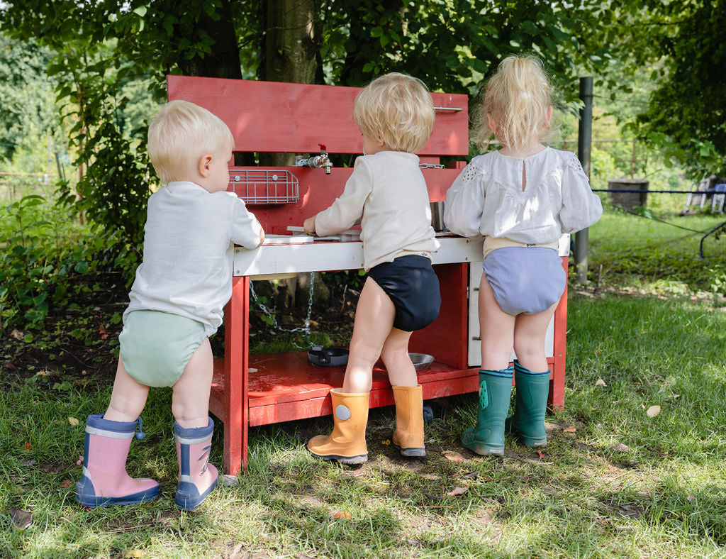 Kniti Überhose mit 3 Kindern Rückansicht